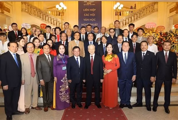 阮富仲总书记与代表们合影。
