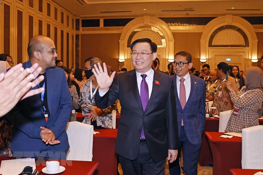 越南国会主席王廷惠出席《越印对外政策论坛》。