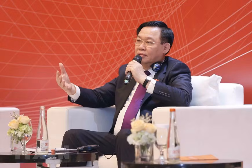 越南国会主席王廷惠参加讨论。