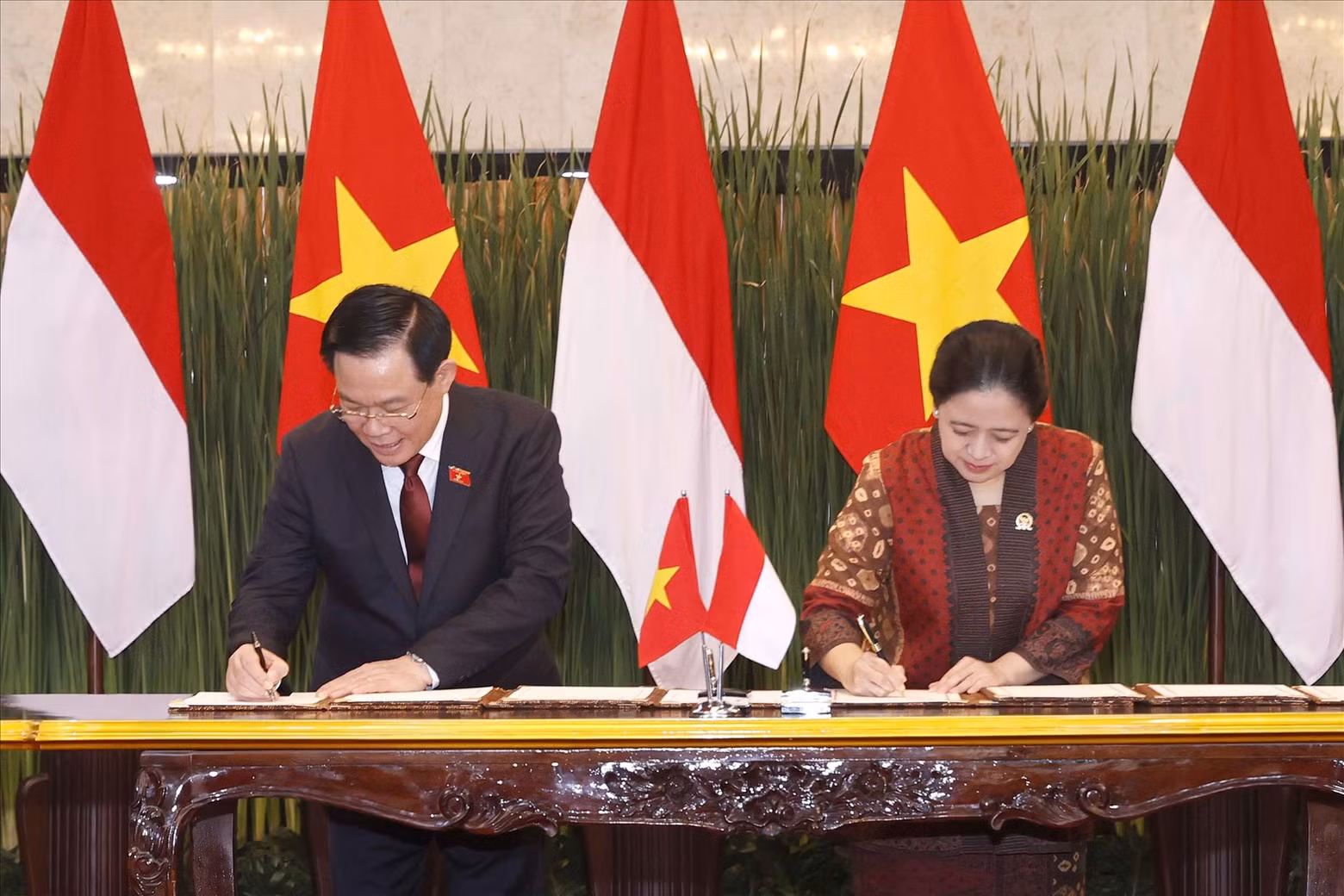 两位领导人签署两国国会合作协议。