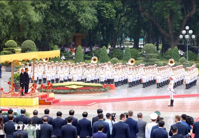 越南国家主席苏林和俄罗斯总统普京检阅仪仗队听取乐队奏响两国国歌。