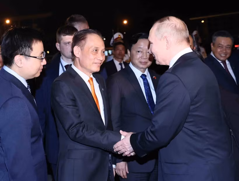 越共中央书记处书记、中央对外部部长黎怀忠送机。