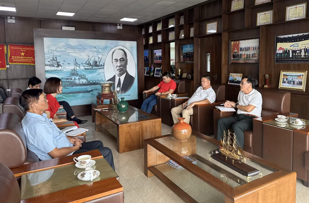 广宁省企业协会旗下的企业法律咨询和业务支持中心人员与企业沟通。