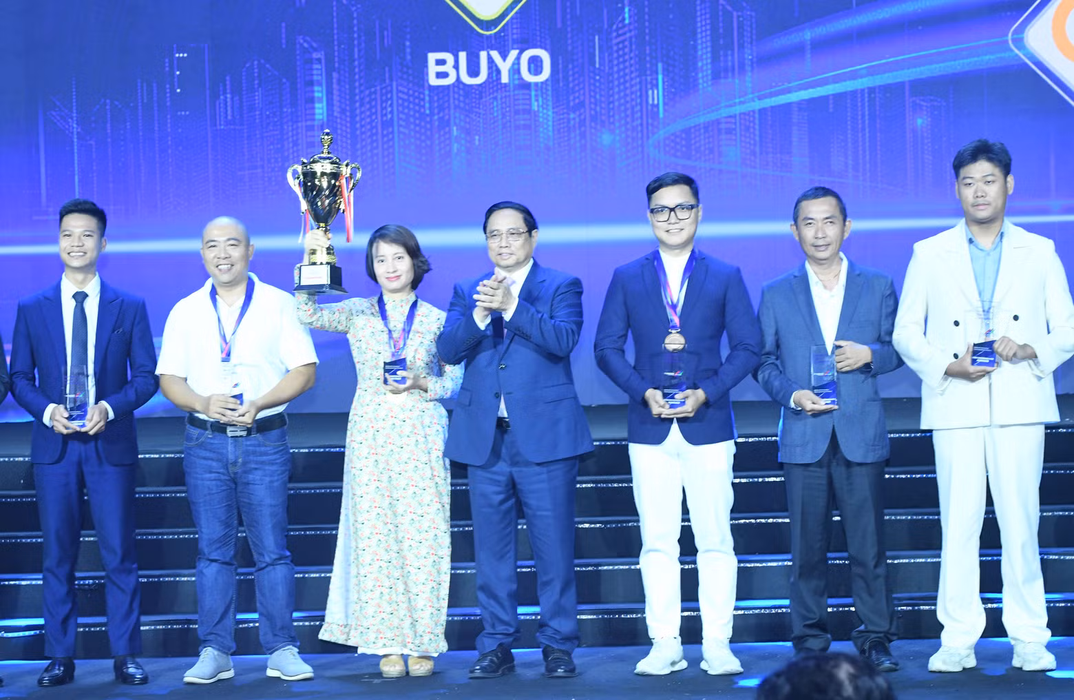 越南政府总理范明正与2023年越南国家人才创新创业大赛获奖者合影。