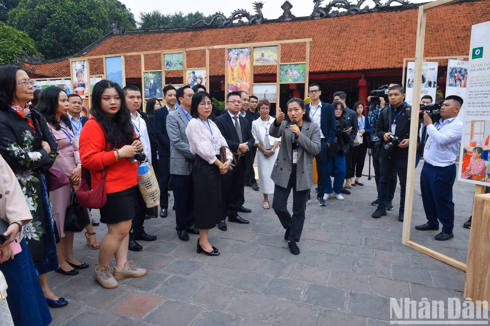 展览按照主题组合划分为多个展区，例如：心、面向未来、为人民革命等。