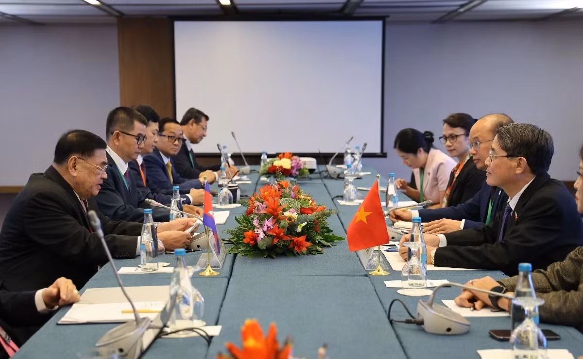 越南国会副主席阮德海会见柬埔寨国会第一副主席姜伊。 越南国会副主席阮德海会见柬埔寨国会第一副主席姜伊。
