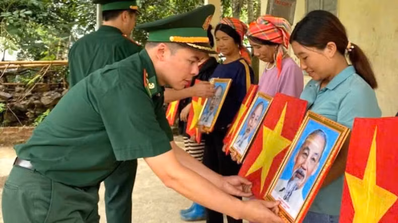 向边境地区人民赠送数千面国旗与胡志明主席画像。