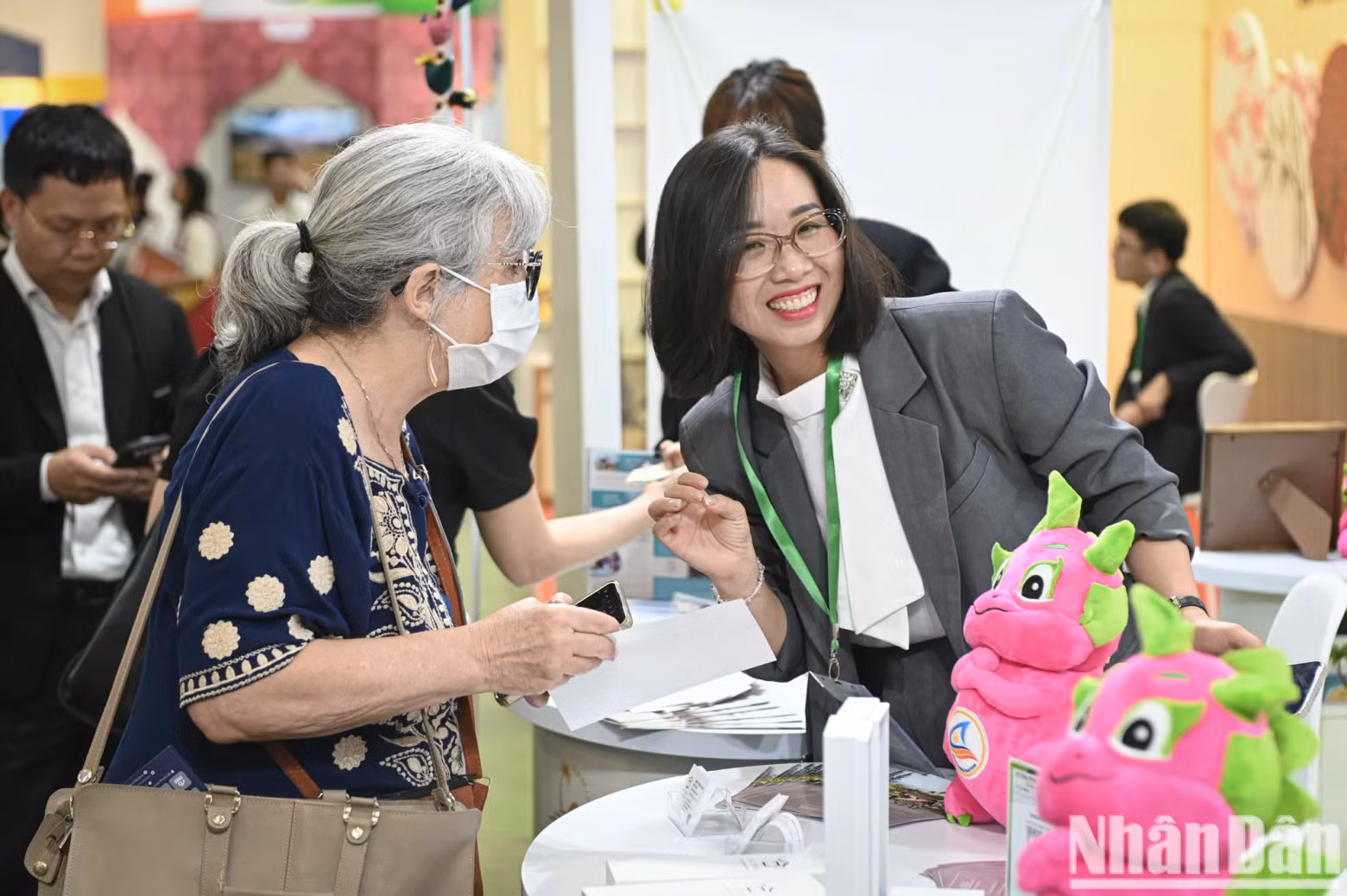 2025年河内国际旅游博览会汇集了数百家国内外旅游企业,为向客户介绍独特的旅游产品、有吸引力的促销计划和许多有趣的国际活动创造平台。 2025年河内国际旅游博览会汇集了数百家国内外旅游企业,为向客户介绍独特的旅游产品、有吸引力的促销计划和许多有趣的国际活动创造平台。