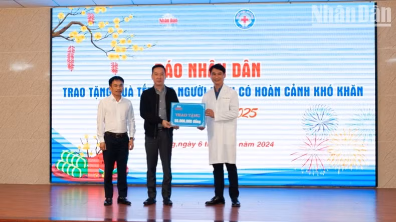 《人民报》社代表向岘港医院捐赠5000万越盾。 《人民报》社代表向岘港医院捐赠5000万越盾。