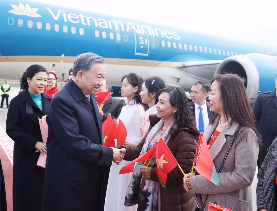旅白越南人社群代表到明斯克国际机场迎接苏林总书记及夫人一行。
