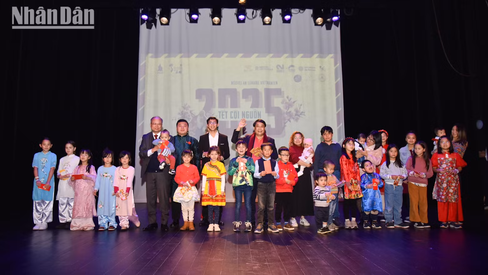 丁全胜大使向正在雷恩市生活、学习和工作的越南侨胞们致以新年祝福。