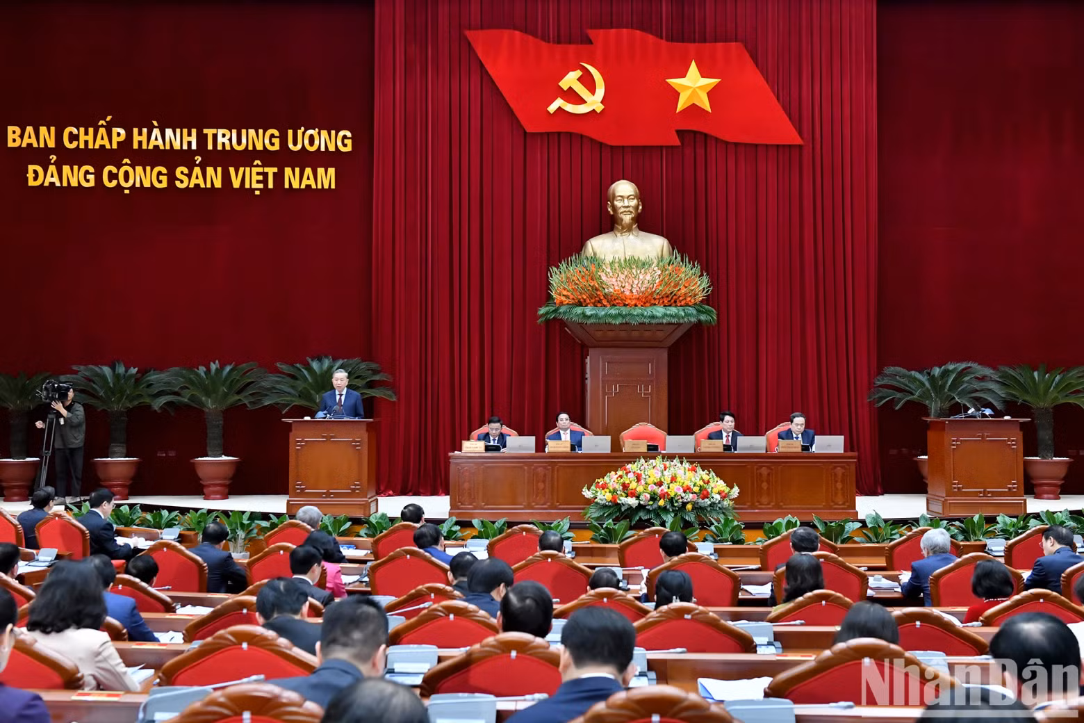 越共第十三届中央委员会会议场景。