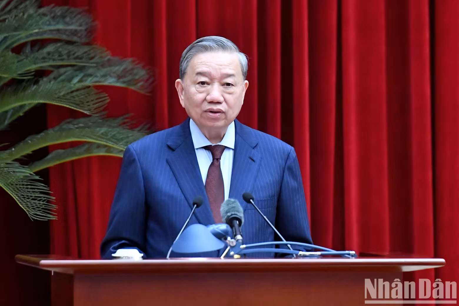 越共中央总书记苏林在越共第十三届中央委员会会议上发表讲话。