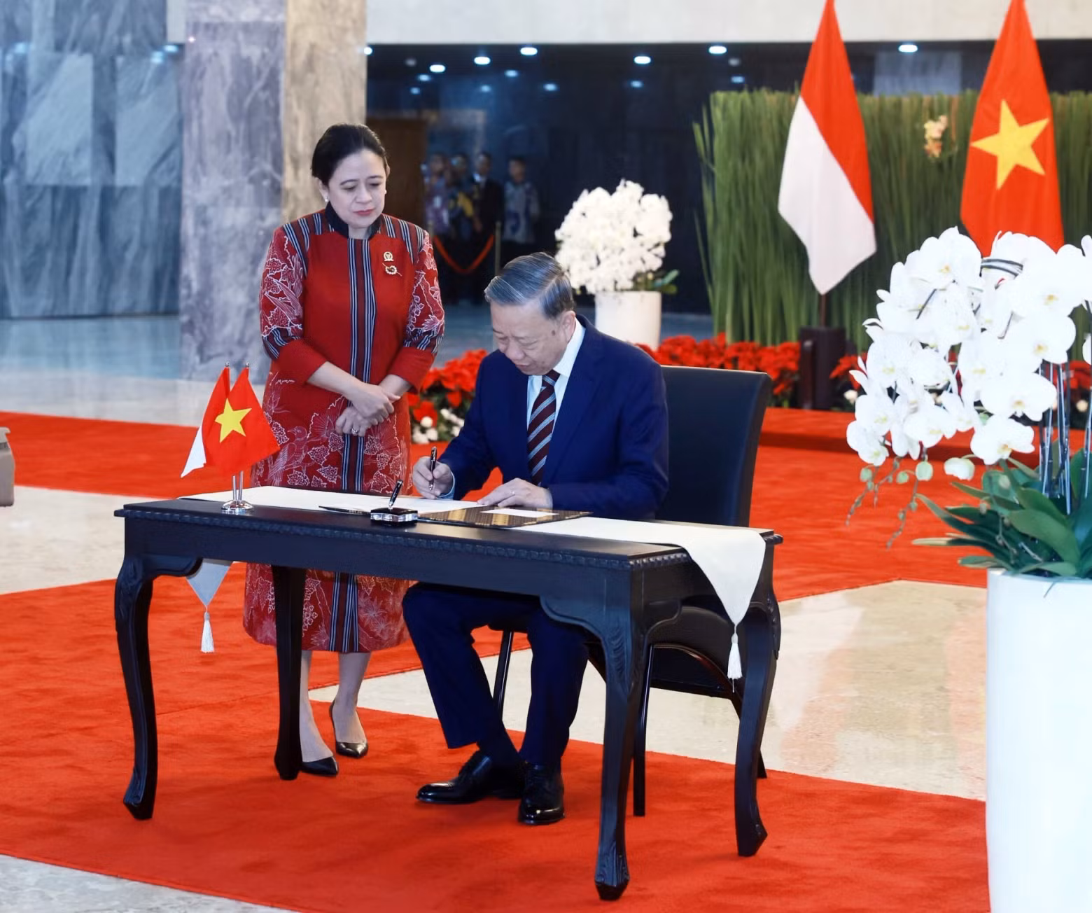 苏林总书记在留言簿上留言。
