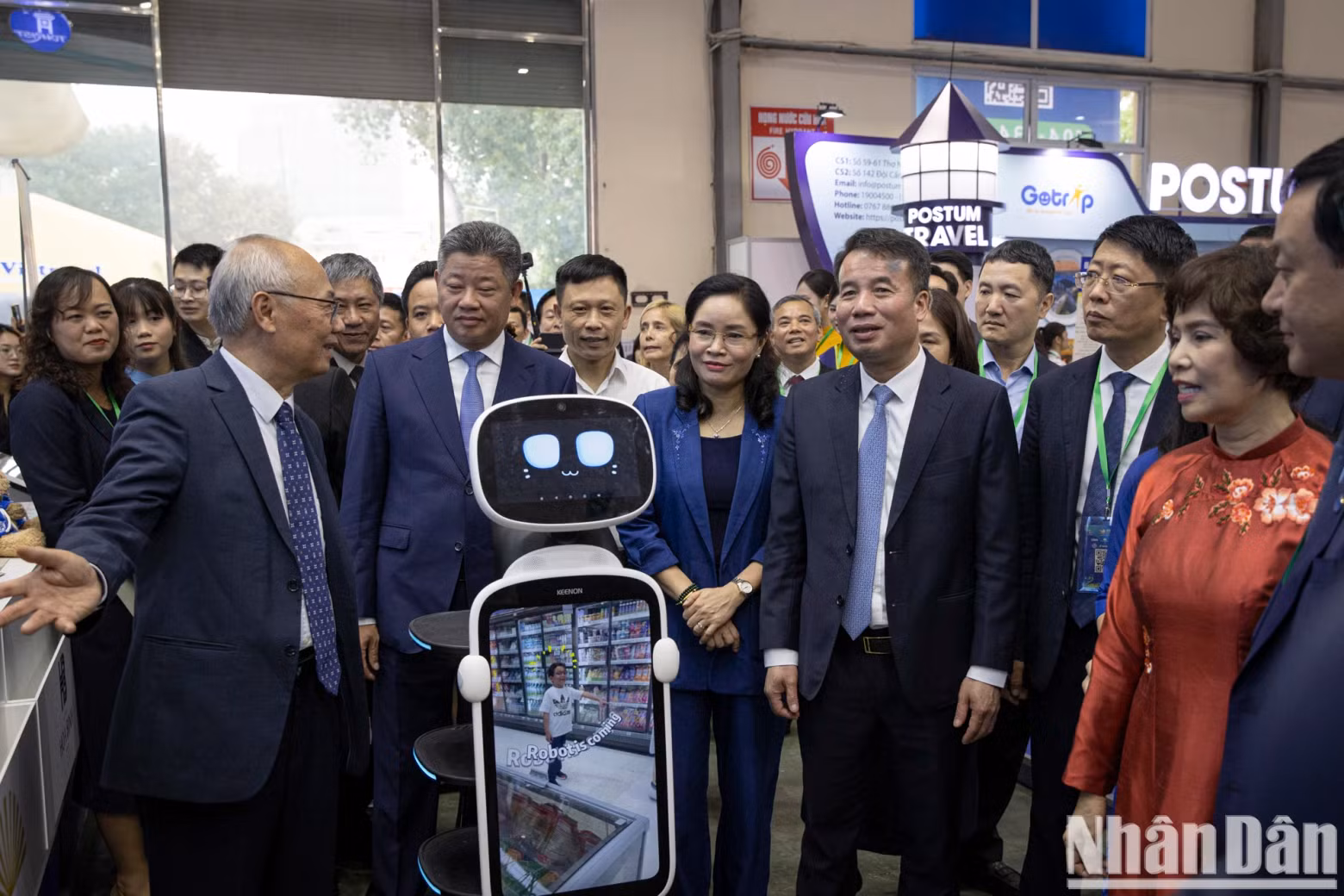 各位代表参观博览会。 各位代表参观博览会。
