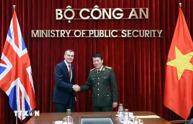 公安部长梁三光在河内会见了英国内政部国务大臣西蒙•里德利。图自越通社