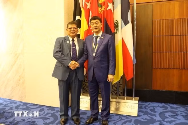 越南国会副主席武红青与马来西亚下议院议长佐哈里·阿卜杜勒。（图片来源：越通社）