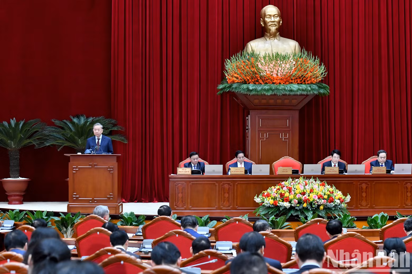 越共中央总书记苏林在越共第十三届中央委员会会议上发表讲话。