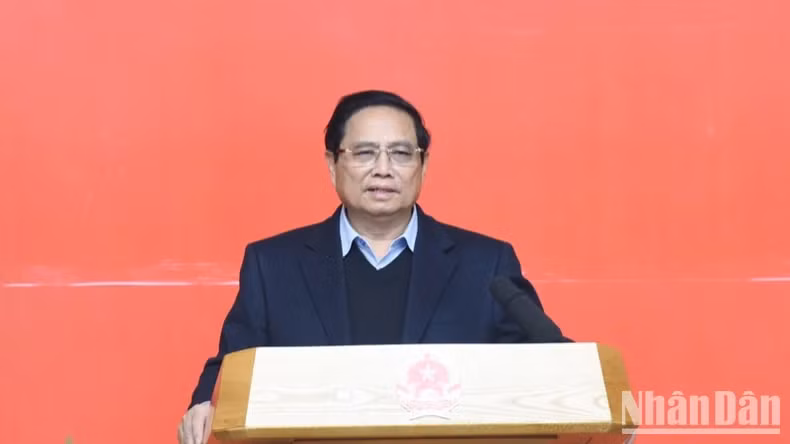 范明正总理在会上发表讲话。