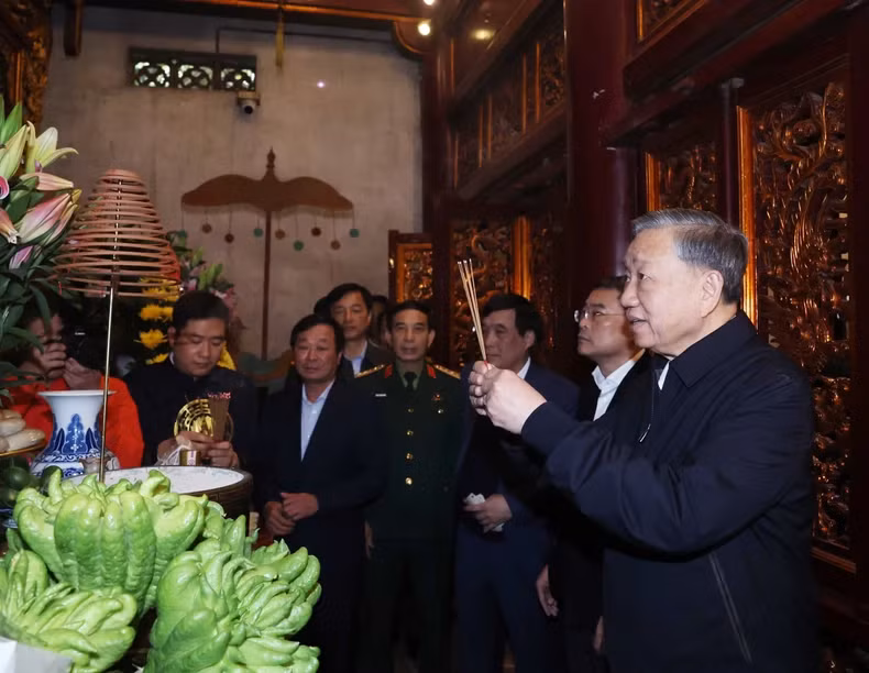 在敬天殿，苏林总书记与代表团成员共同敬香，表达对祖先的敬意和感激之情。