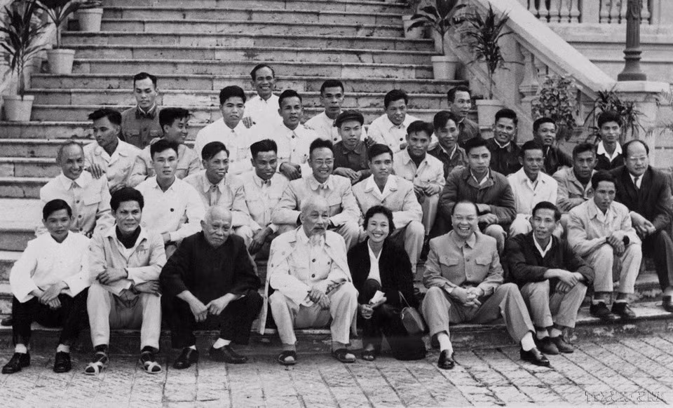 1960年，在越南劳动党第三次全国代表大会期间，胡志明主席、国家副主席尊德胜与长征同志一同与报道大会的新闻工作者合影留念。