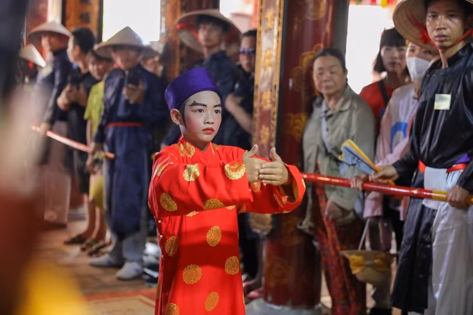将荣圣的马牵出寺庙。