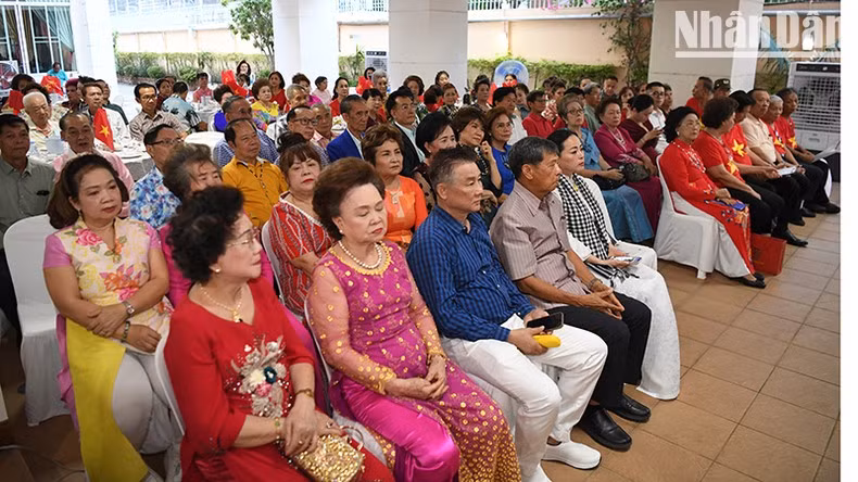 参加于4月25日晚在泰国孔敬举行纪念活动的约200名代表。
