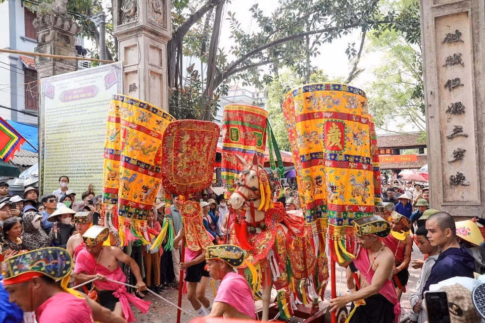 荣圣庙会是纪念越南民间信仰“四圣不死”中的荣圣的盛大庙会。其也是越南北部平原地区独一无二的盛会。