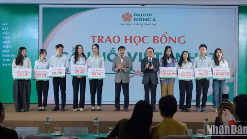 组委会向越南学生颁发奖学金。（图片来源：樱桃摄）