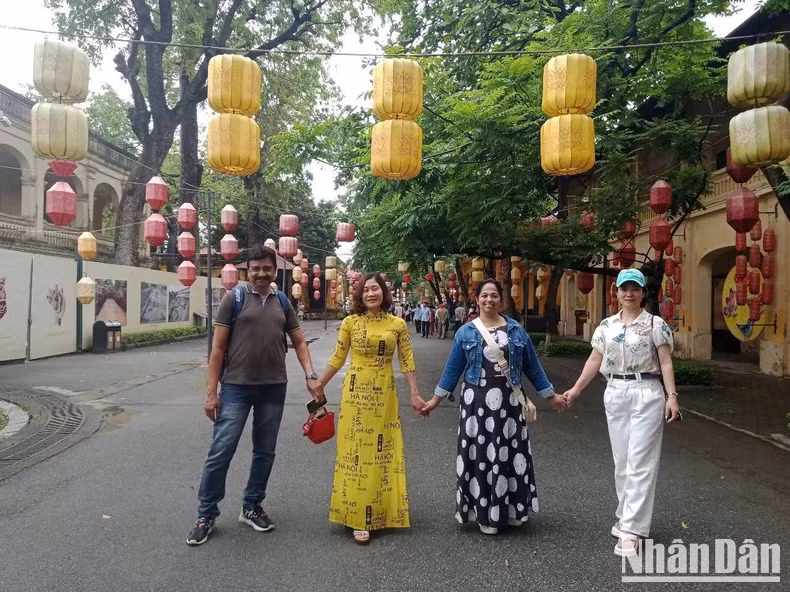国际游客与越南游客在升龙皇城合影留念。
