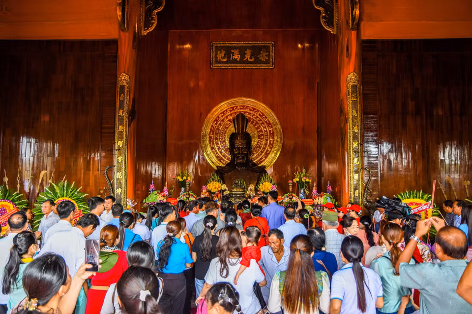 在全国各地纷纷举行雄王祭祖仪式的同时，2025年4月7日（即农历三月初十），在金瓯省太平县新富乡交口村雄王祠，金瓯省党委、政府和人民庄重举行雄王祭祖仪式，表达深切的敬意与感恩之心。