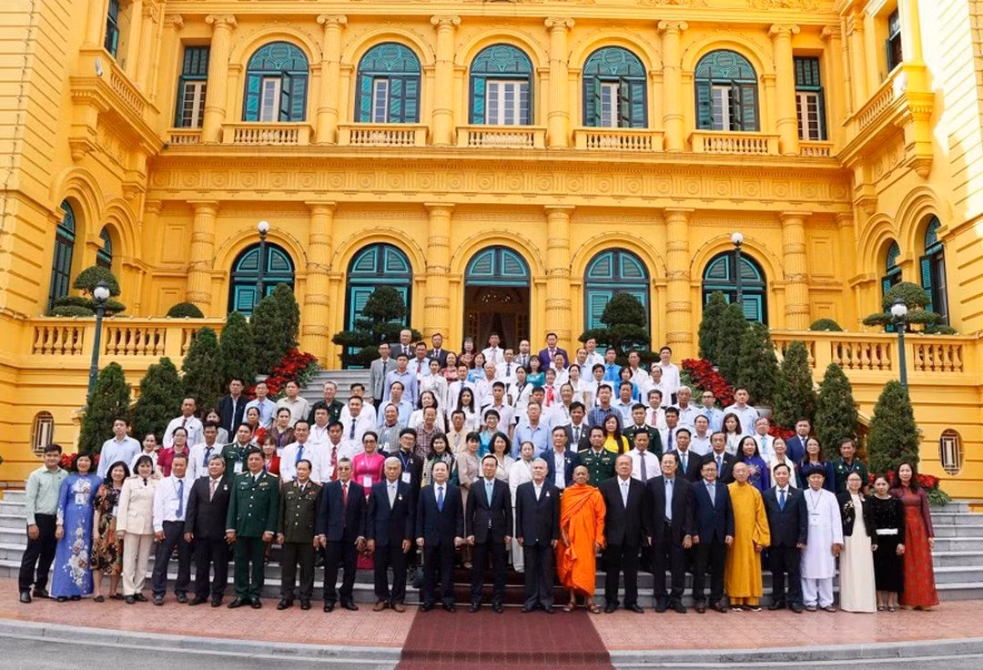 越南国家主席武文赏会见芹苴市先进模范代表。 越南国家主席武文赏会见芹苴市先进模范代表。