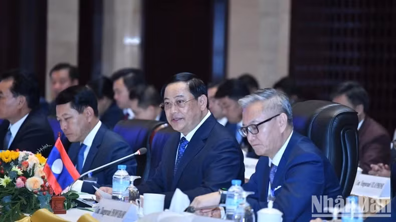 越老两国政府总理共同主持召开越老双边合作政府间委员会第47 次会议。（青江 摄）