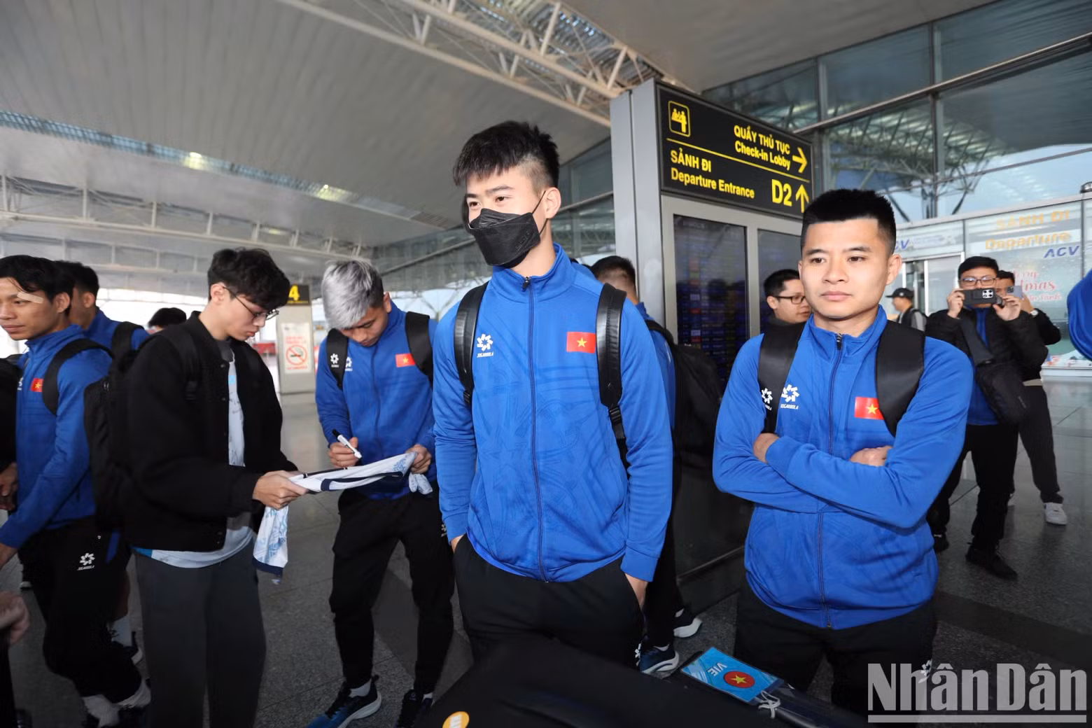 后卫杜维孟和队友。