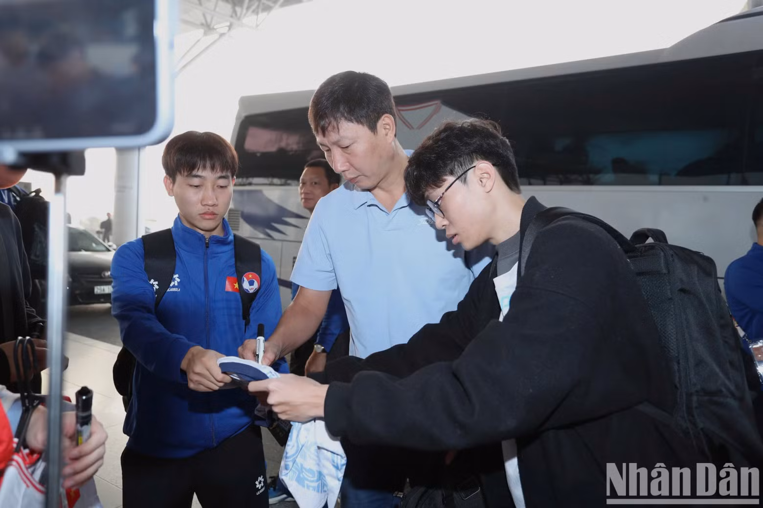 主教练Kim Sang Sik为球迷签名。