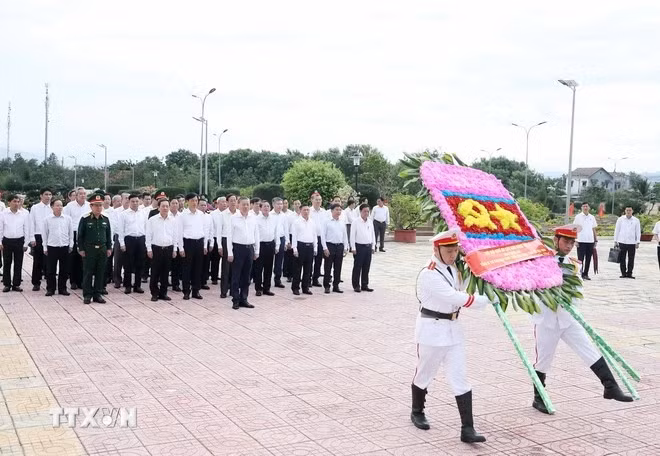 12月5日上午，越共中央总书记苏林率越共中央工作代表团前往宁顺省烈士陵园敬香缅怀英烈。