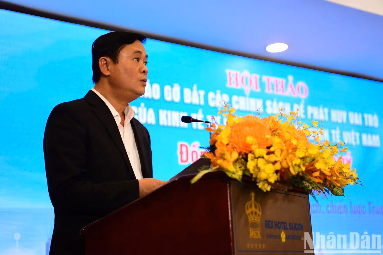 越共中央委员、中央政策和战略部常务副部长蔡青贵在研讨会上发表指导性意见。