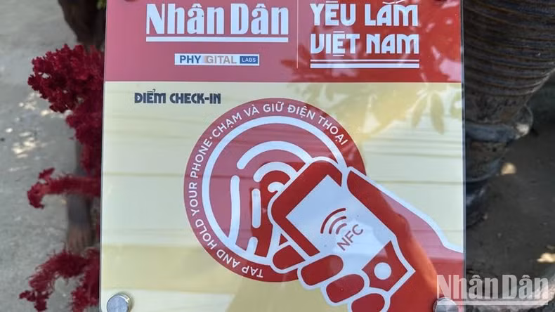 智能互动站在合适并便于观察的位置安装，游客可以使用智能手机访问“深爱越南”网址。