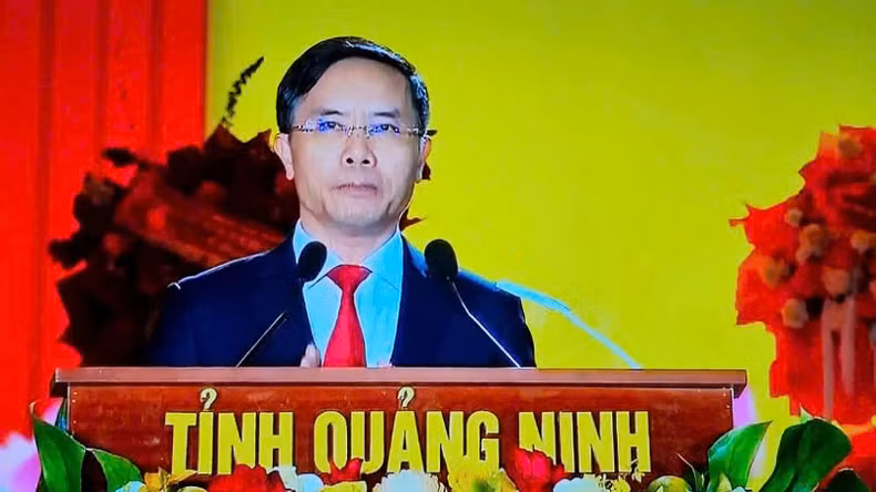 广宁省人民委员会主席范德印在仪式上致辞。 广宁省人民委员会主席范德印在仪式上致辞。