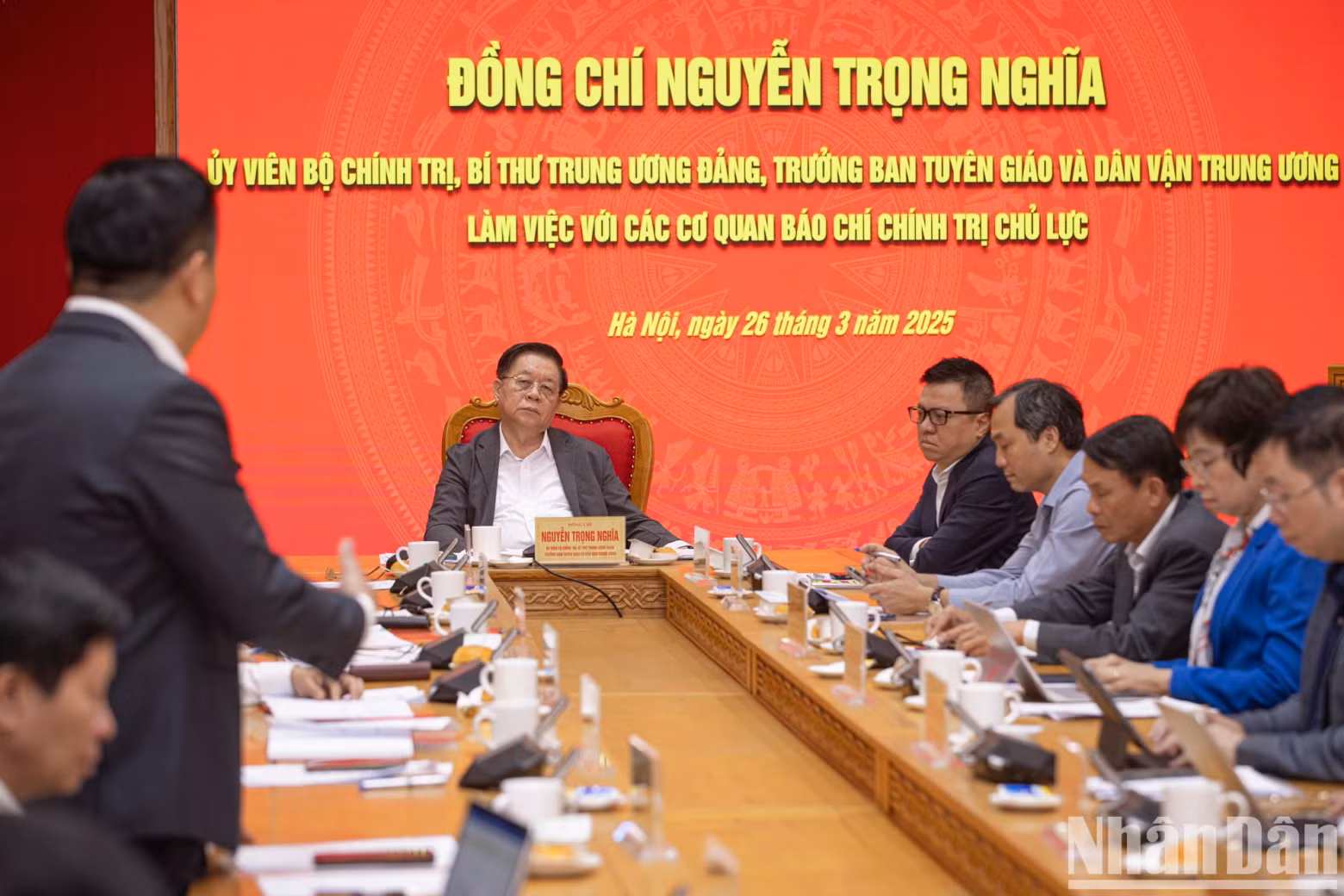 越共中央宣教与民运部部长阮重义聆听与会代表提出的意见。