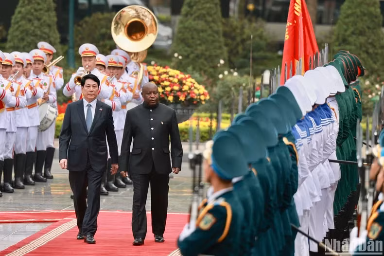 国家主席梁强和布隆迪总统恩达伊施米耶检阅越南人民军仪仗队。（水源 摄）