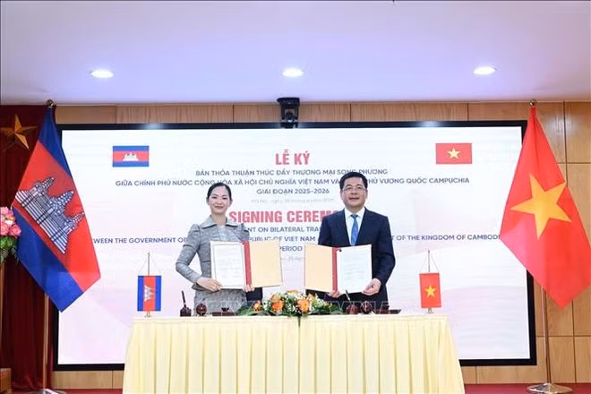 阮鸿延部长与占尼莫部长签署《2025—2026年越南政府与柬埔寨政府双边贸易促进协议》。(图片来源:越通社) 阮鸿延部长与占尼莫部长签署《2025—2026年越南政府与柬埔寨政府双边贸易促进协议》。(图片来源:越通社)