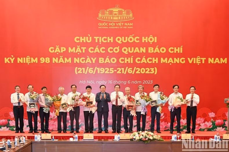 国会主席王廷惠向老记者们送鲜花祝贺。