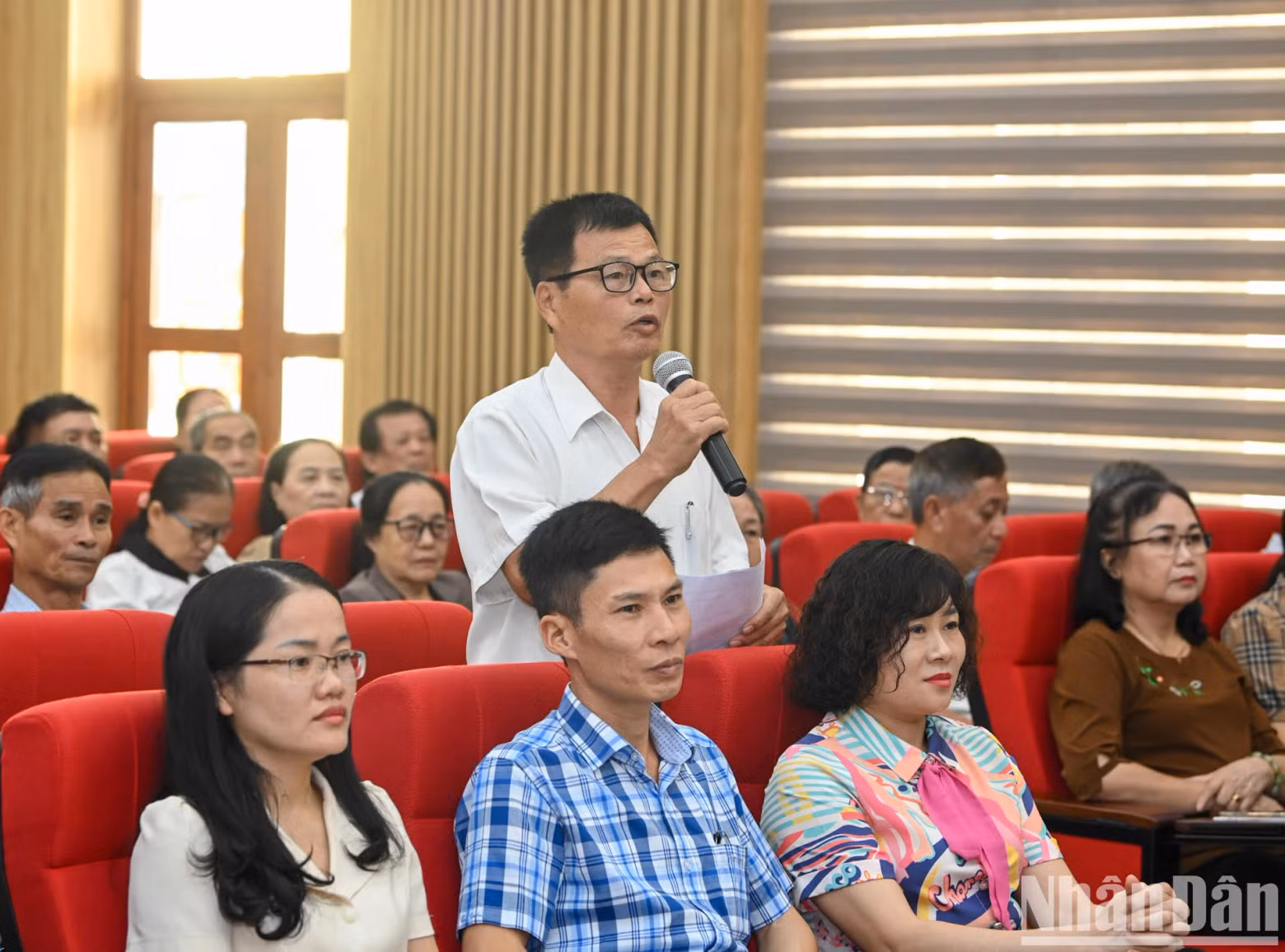 选民范文泉在会上表达了自己的观点。 选民范文泉在会上表达了自己的观点。