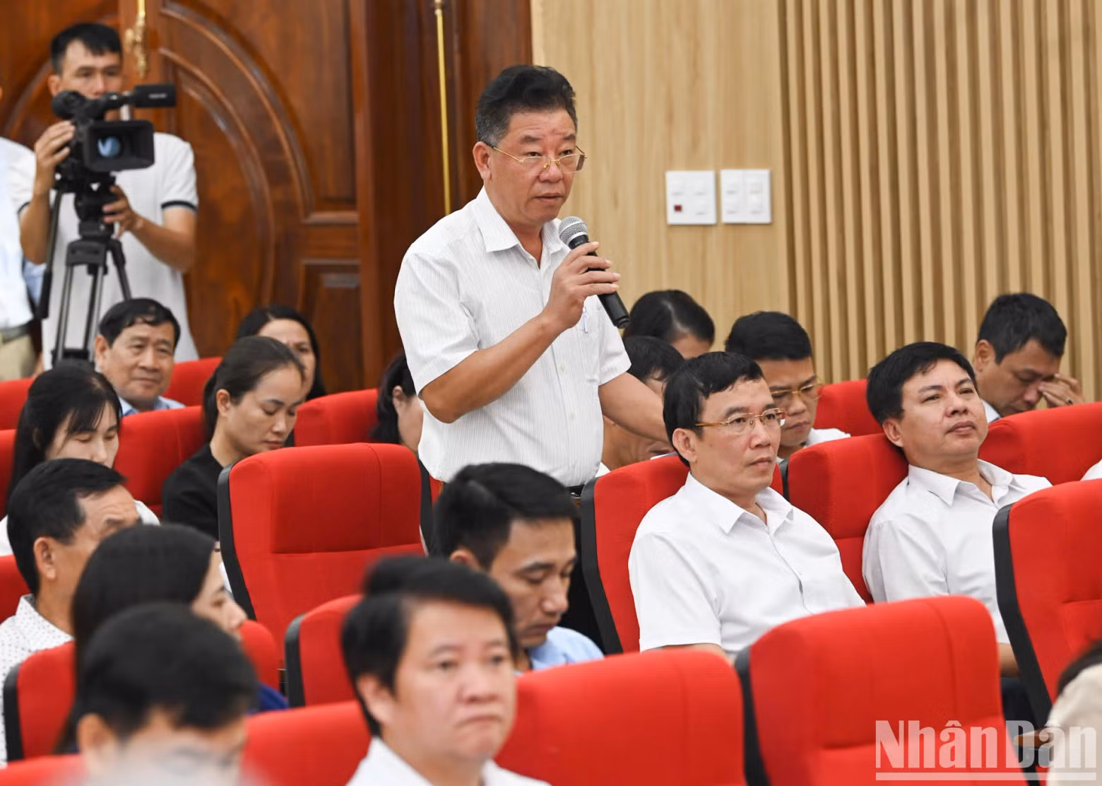 选民丁春原对土地管理发表意见。 选民丁春原对土地管理发表意见。