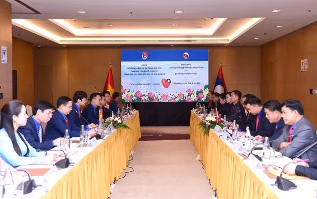 越南胡志明共青团中央书记处第一书记裴光辉同老挝人民革命青年团中央书记处书记蒙赛·劳姆松举行会谈。