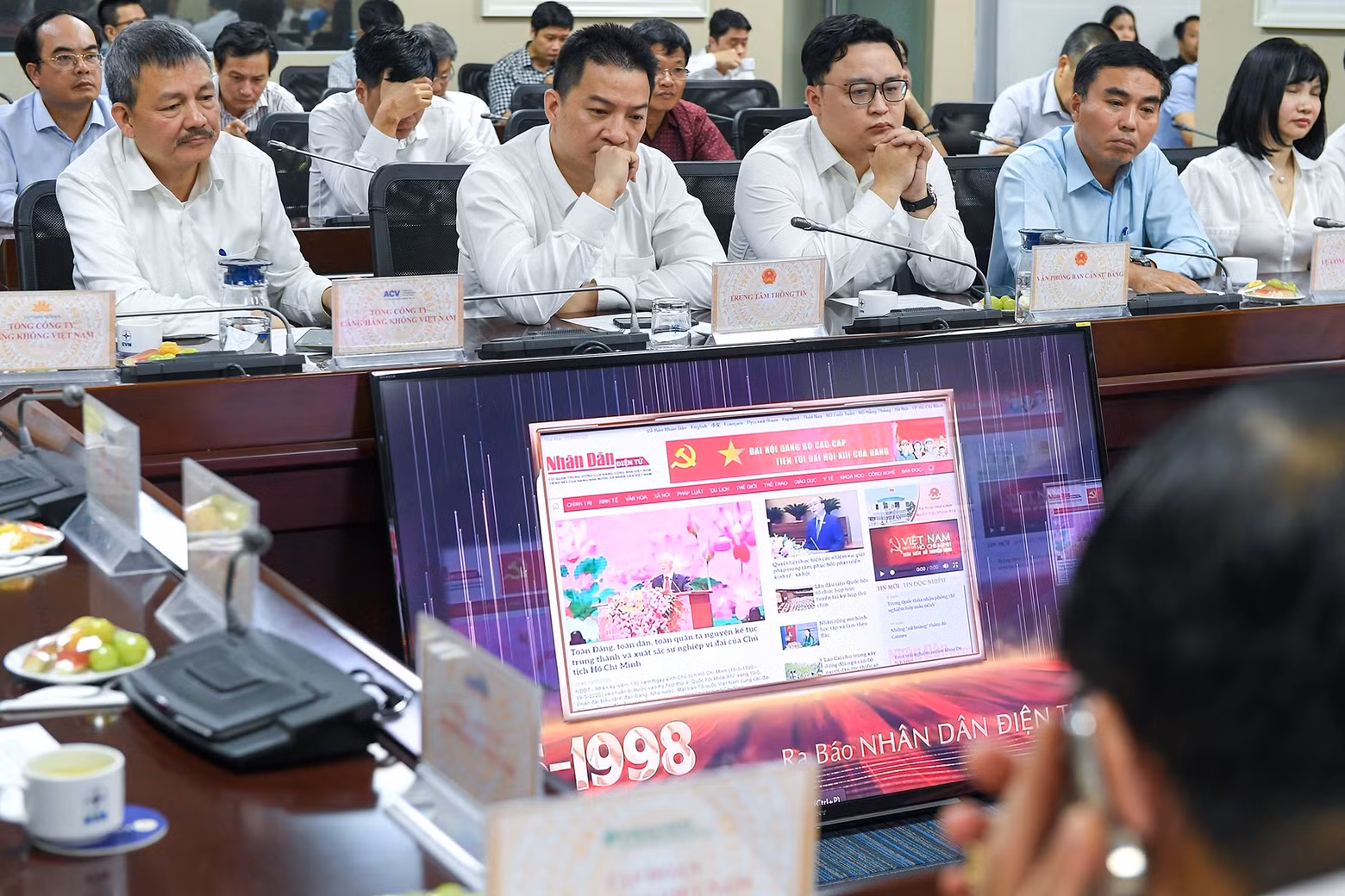 与会代表阅看游览《人民报》网站。