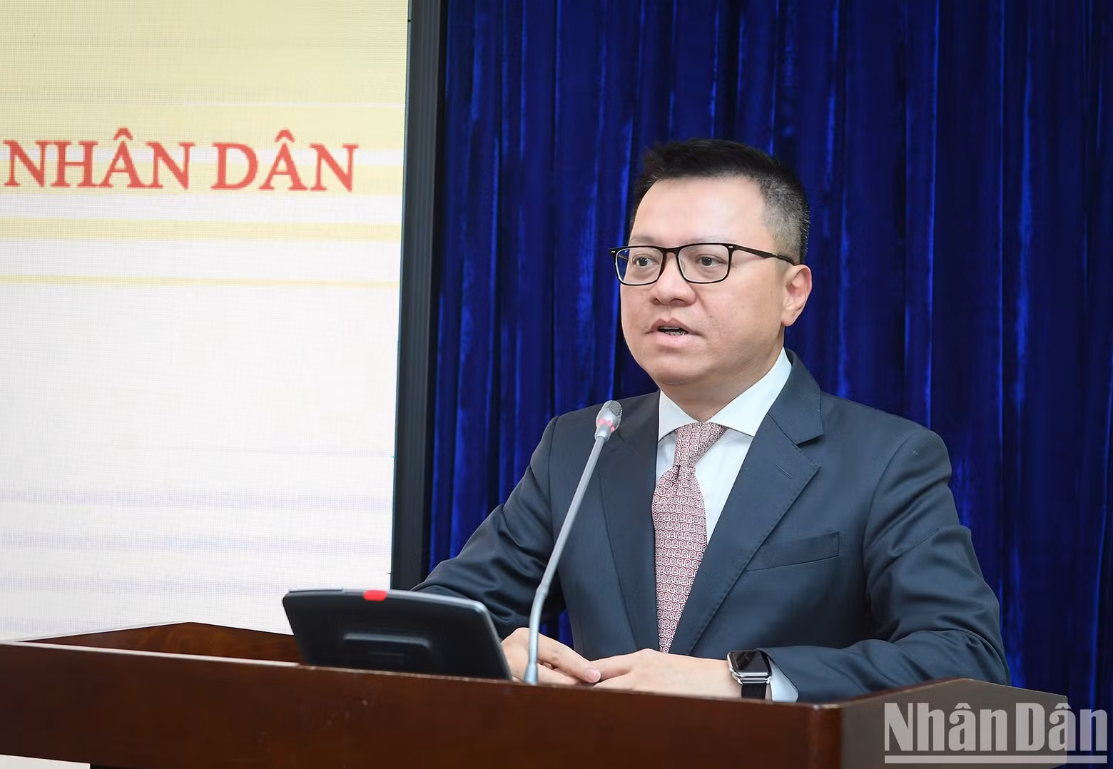 越共中央委员、越南《人民报》社总编辑、中央宣教部副部长、越南新闻工作者协会主席黎国明发表讲话。