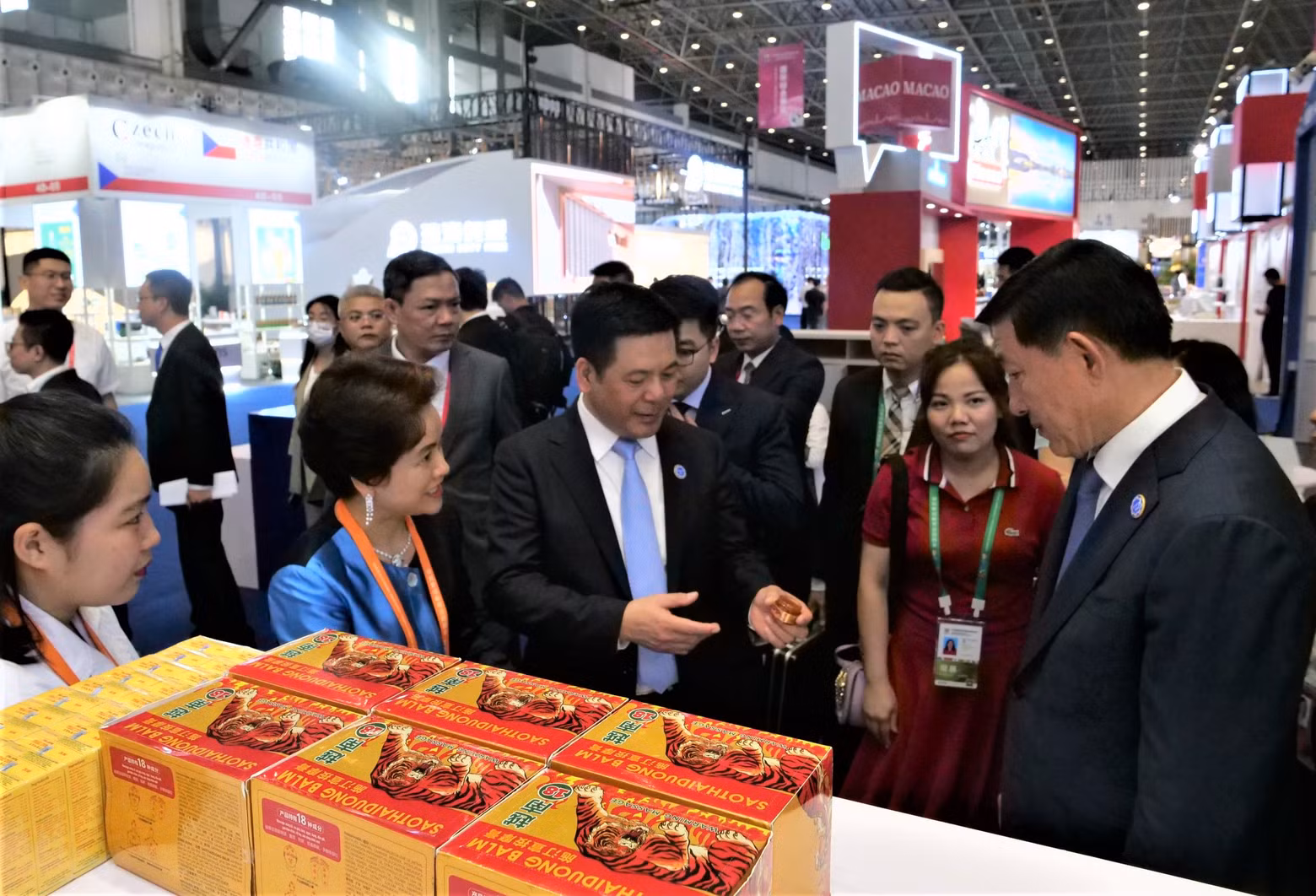 各位代表参观越南企业的产品。（杜有兴 摄）