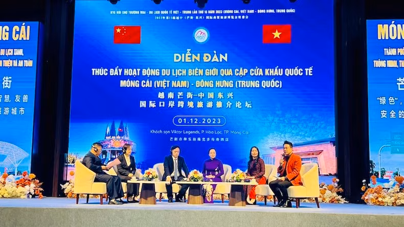 越中两国代表交换意见。 越中两国代表交换意见。
